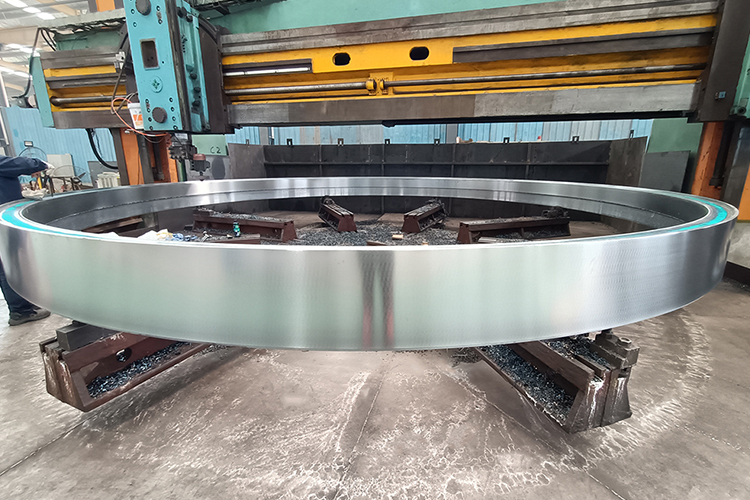 /de/application-showcase/bespoke-triple-row-cylindrical-roller-bearing-showcases-qibr-s-excellence-in-heavy-duty-port-machinery-solutions